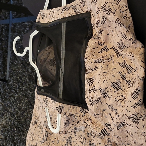 Lace dress - Picture 3 of 3